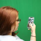 Recreación. Una persona busca un alojamiento temporal, mediante una de las aplicaciones que hay en internet.