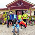 Los ciclistas del coletivo junto a la familia del campeón Olímpico en El Carmelo.
