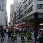 Equipos de bomberos fueron registrados este martes, 18 de abril, al atender la emergencia por el desplome de un aparcamiento de vehículos de cuatro pisos, en el Distrito Financiero neoyorquino, en el Bajo Manhattan, en Nueva York (NY, EE.UU.). EFE/Justin Lane