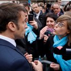 Selestat (France), 19/04/2023.-Emmanuel Macron (L), habla con una persona que se opone a la reforma de las pensiones, en Selestat, este de Francia, el 19 de abril de 2023.