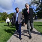 Fotografía cedida por la Presidencia de Colombia donde aparece el presidente Gustavo Petro (i) mientras camina junto a Michael McFaul, director del Instituto Freeman Spogli de Estudios Internacionales, este 18 de abril de 2023. EFE/ Cristian Garavito/Presidencia De Colombia