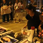 Reacción. El pasado el 4 de abril, una mujer coloca fotos y panfletos con nombres de las víctimas de femicidio  frente al Palacio de Justicia en Lima.