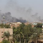 Humo se eleva sobre la ciudad durante los continuos combates entre el ejército sudanés y paramilitares de las Rapid Support Forces (RSF) en Jartum, Sudán, el 19 de abril de 2023