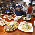 Los 18 locales del Mercado del Río esperan recibir a los comensales y que disfruten de la oferta gastronómica