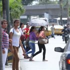 CHICAS QUE CRUZAN LA CALLE DE LA CIUDAD SE CUBREN CON PARAGUAS POR EL FUERTE SOL DEL DÍA.
Recorrido por el cambio climático donde la gente se cubre con paraguas y chompas del fuerte sol que hay en la ciudad. 1 de junio del 2016. Guayaquil-Ecuador / Expreso. Agencia (ag-expreso).