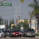Fotografía de la interseccion del bulevar Atlantic y la avenida Slauson en Maywood, California, donde se puede ver la polución provocada por las industrias de la zona.