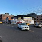 Tiempo. Para cruzar esta avenida de cuatro carriles se requiere paciencia.