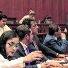 Sesión. La asambleísta Verónica Veloz junto a otros interpelantes en el juicio político. Al fondo, el legislador Fernando Villavicencio interviene.