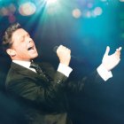 La última vez que el artista cantó en Guayaquil fue en el año 2012. Siete años después, habiendo llegado al Puerto Principal, no se presentó. Dejando al público plantado.