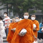 Un grupo de monjes budistas provistos de mascarillas para protegerse de la contaminación en Tailandi. Archivo
