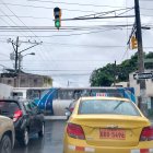 Un bus bloquea una intersección e impide el paso de otros carros.