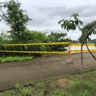 Daños. Una cinta de "precaución" está colocada en la vereda