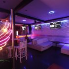 1. Clientes. Prácticamente no hay. Son muy pocas las personas que ingresan a los bares y discotecas