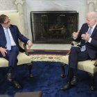 El presidente Joe Biden (d) habla durante una reunión bilateral con el presidente de Colombia, Gustavo Petro, en la Oficina Oval de la Casa Blanca en Washington, DC, EE. UU., este 20 de abril de 2023