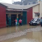 Padres de familia y maestros realizan sus labores en un plantel inundado en Salitre.