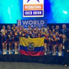 Con la felicidad en sus rostros, el equipo de jóvenes entre 15 a 18 años regresa a casa con el oro en sus manos