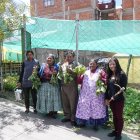 El grupo de adultos mayores aimaras posan en el huerto urbano "Awicha", en La Paz (Bolivia).