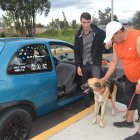 Servicio. Uno de los clientes espera con paciencia al vehículo para el traslado de su mascota hasta la veterinaria.