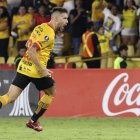 Jonatan Bauman celebrando el gol de la victoria ante Bolívar.