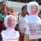 Migrantes protestan hoy frente a la estación migratoria Siglo XXI en la ciudad de Tapachula, estado de Chiapas (México). Migrantes quemaron este viernes dos piñatas con la imagen del presidente mexicano, Andrés Manuel López Obrador, y el director del Instituto Nacional de Migración (INM), Francisco Garduño, para denunciar los abusos y la muerte de los 40 migrantes que fallecieron en un incendio en Ciudad Juárez.