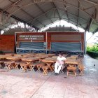 La plaza de mariscos, que funcionaba por el lado de la calle Aguirre, está cerrada desde el año pasado. Solo quedan las sillas, en las que a veces descansan las personas que de vez en cuando visitan el malecón del Salado.