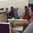 Estudiantes de un centro de educación superior durante una clase presencial.