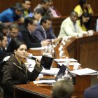 Interpelación. La legisladora expulsada de Pachakutik dirige una mirada cargada de veneno a Édgar Neira, abogado defensor del presidente Guillermo Lasso.