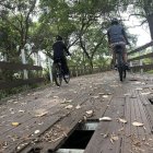 Queja. Los ciclistas que van por la ruta temen tropezar por culpa de los huecos y sufrir daños.