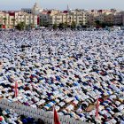 Los marroquíes celebran el fin del Ramadán con rezos multitudinarios.