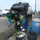 Los vehículos recogen la basura de las calles de Playas.