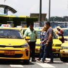 En la terminal terrestre de Guayaquil, los taxistas se sienten un poco seguros al coger pasajeros.