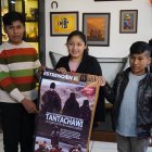 Los hermanos Yawar Inti (i) y Qhapaq Amaru (d) Callizaya junto a Luz Camila Copa, integrantes del elenco del corto audiovisual infantil "Tantachawi".