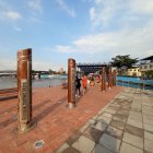 Mantenimiento. Las columnas en honor a cantantes nacionales están descoloridas por falta de mantenimiento.