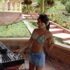 Un fan utilizó esta fotografía para preguntarle a Karol G qué canción estaba reproduciendo en ese momento, y la artista respondió