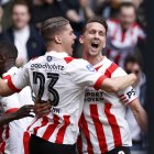 Eindhoven (Netherlands), 23/04/2023.- Joey Veerman (L) and Luuk de Jong of PSV Eindhoven celebrate the 1-0 goal during the Dutch Eredivise soccer match between PSV Eindhoven and Ajax Amsterdam in Eindhoven, Netherlands 23 April 2023. (Países Bajos; Holanda) EFE/EPA/MAURICE VAN STEEN