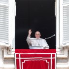 El papa Francisco saluda, tras el rezo del Regina Coeli, a los fieles congregados en la plaza de San Pedro.