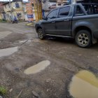 Los huecos en las calles de Playas se hacen más grande con las lluvias.