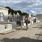Una mujer camina por el cementerio Sara Braun, el 9 de diciembre 2022, en la ciudad de Punta Arenas (Chile).