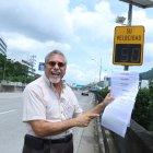 Eduardo Estrada muestra con alegría algunos de los juicios ganados a la CTE y ATM frente al aparato tecnológico que lo multó injustamente.