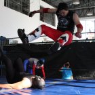 Súper Allan, en pleno vuelo para caer sobre Kratos en uno de los combates.