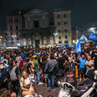 Miles de hinchas del Napoli se volcaron a las calles para celebrar este importante triunfo.