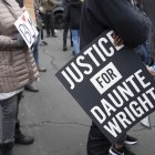 Vista de una manifestación en la que se reclama justicia por la muerte del afroamericano Daunte Wright, en una fotografía de archivo.