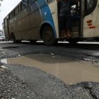 Las lluvias han aumentado los huecos en la calle Esmeraldas, una vía altamente traficada por buses de transporte urbano.