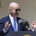 El presidente de los Estados Unidos, Joe Biden, honra a los Maestros del Año 2023 del Consejo de Oficiales Escolares Estatales en el Rose Garden de la Casa Blanca en Washington