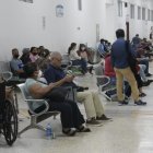 Pacientes de consulta externa de un hospital público de Guayaquil aguardan su turno para una cita con el especialista.