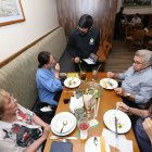 Servicio. La atención será de lunes a domingos, de 12:00 a 23:00.