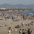 Imagen de ayer de mucha afluencia en las playas valencianas.