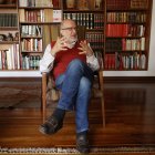 El periodista colombiano Daniel Samper Pizano habla durante una entrevista con EFE, el 30 de marzo de 2023, en Bogotá (Colombia).