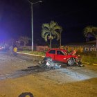 La motocicleta del oficial de la Policía aparece destrozada al pie de la camioneta contra la que se estrelló.