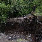 Personal del municipio realiza la limpieza de la quebrada.